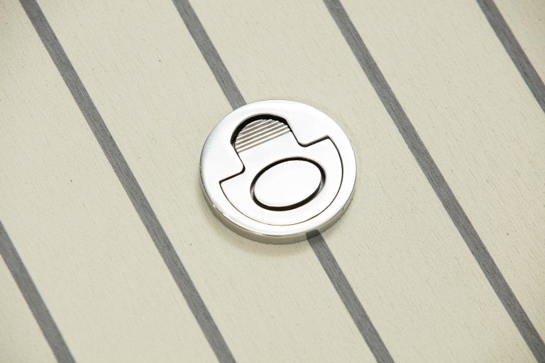 Off-White met grijs breeuwwerk en schoenplaat - Flexiteek International Ltd