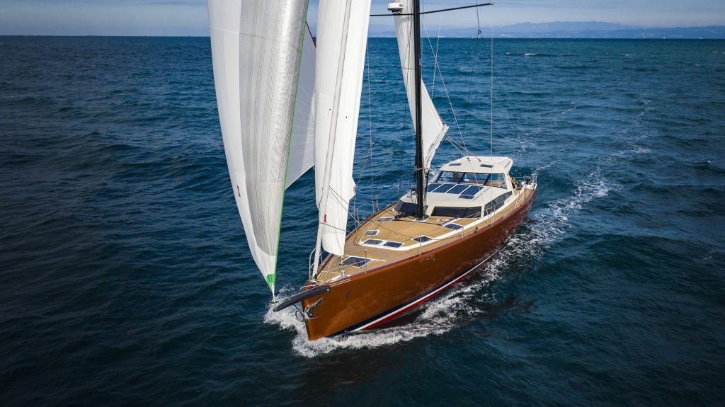 Teak met wit breeuwwerk - Pegasus