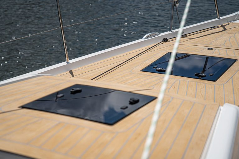 X-Yachts 40 boeg - Scrubbed met grijs breeuwwerk - X-yachts