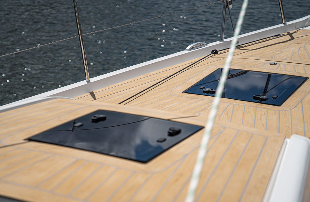 X-Yachts 40 boeg - Scrubbed met grijs breeuwwerk - X-yachts