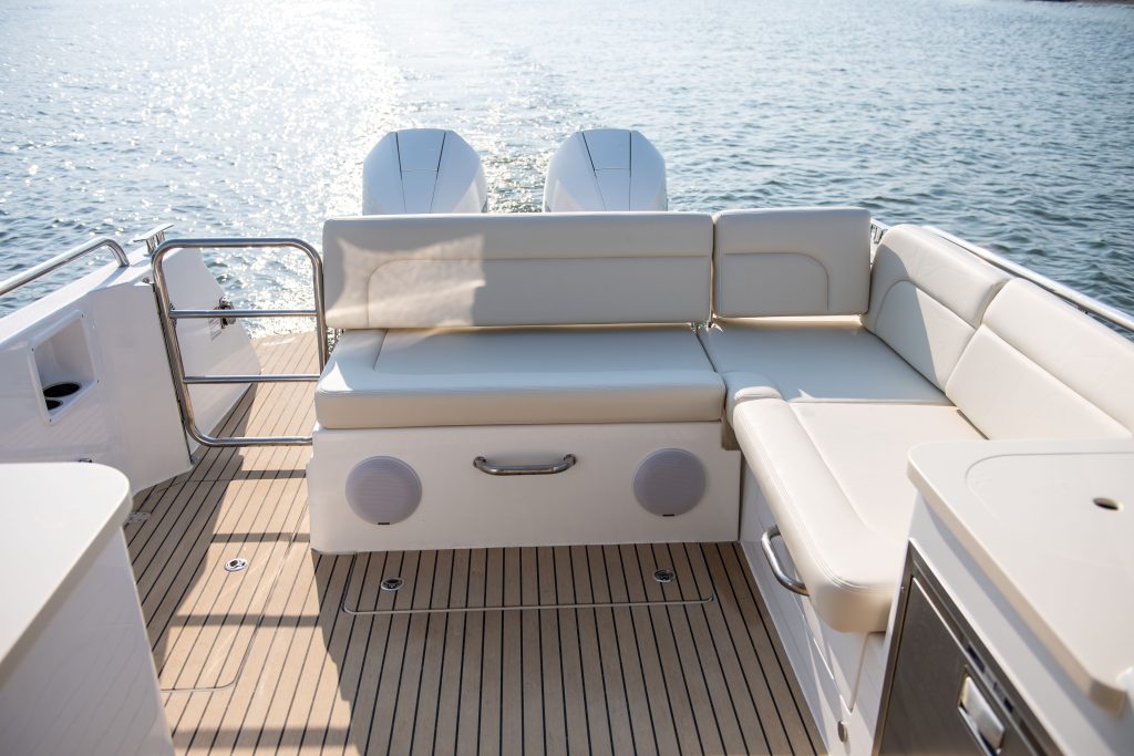 Tył MJM Yachts Yachts wyposażonych w Flexiteek