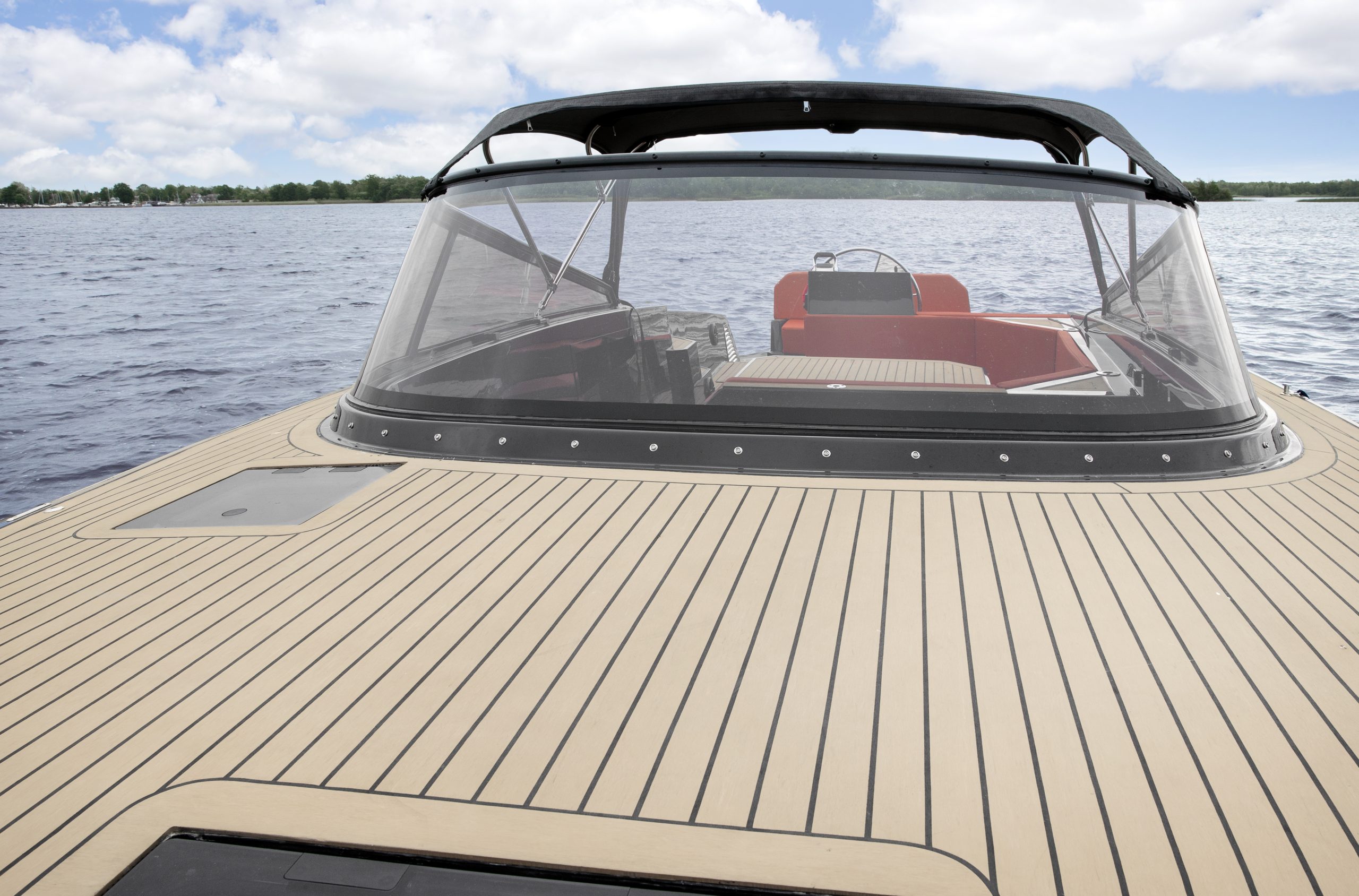 Expertmonterad med Flexiteek Scrubbed med svart fogmassa.