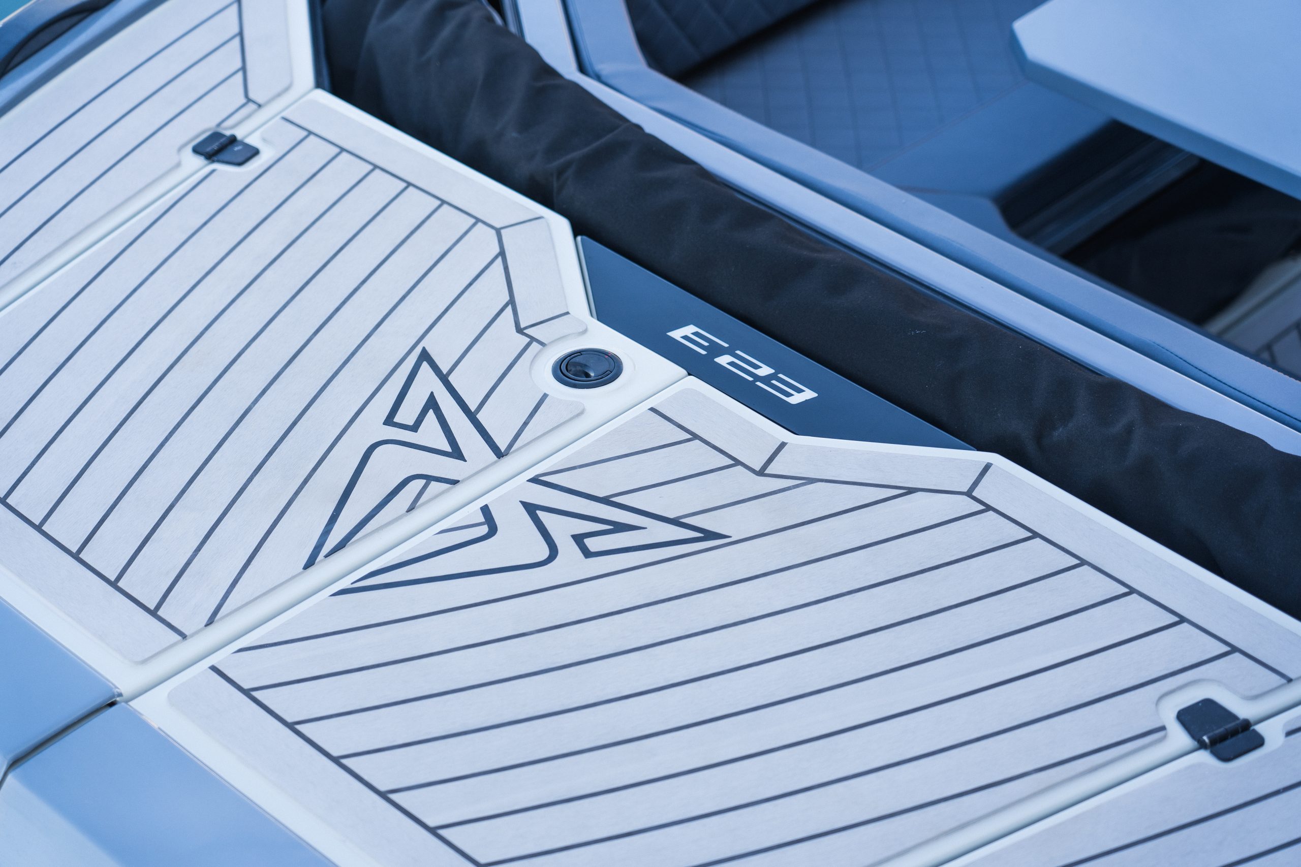 Den nya De Antonio Yachts E23 Electric Boat har CNC-skurna logotyper för Cupra och De Antonio.