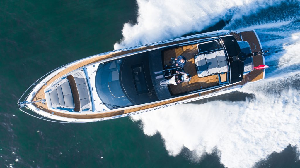 Flexiteek 2G syntetisk teak i Teak fulländar det sportiga utseendet på Sunseeker 65 Sport Yacht