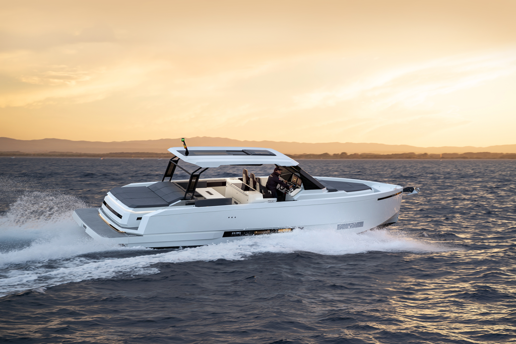 Grå och svart fogning, ser enkelt ut med den prisbelönta D36 Open från De Antonio Yachts.