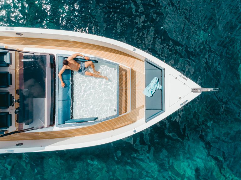De AntonioYacht D50 - Scrubbed med vit fogmassa - De Antonio