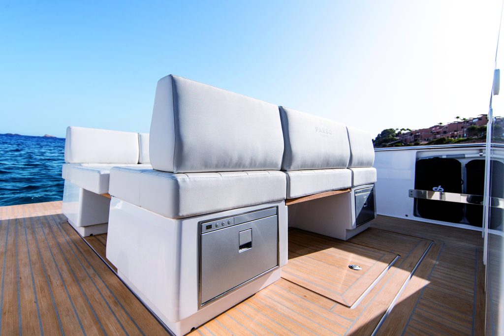 Pardo 38 utrustad med Flexiteek - Pardo Yachts
