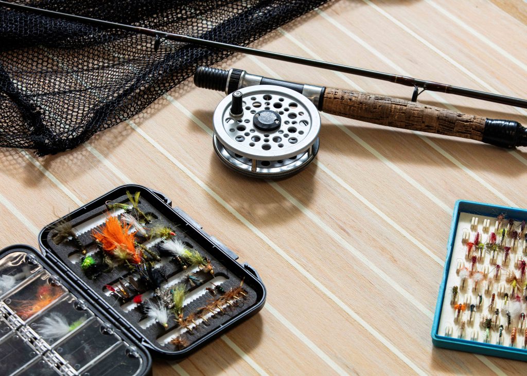 Ash med vit fogmassa och fiskeföremål - Flexiteek International Ltd