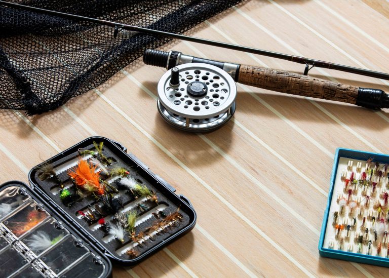 Ash med vit fogmassa och fiskeföremål - Flexiteek International Ltd