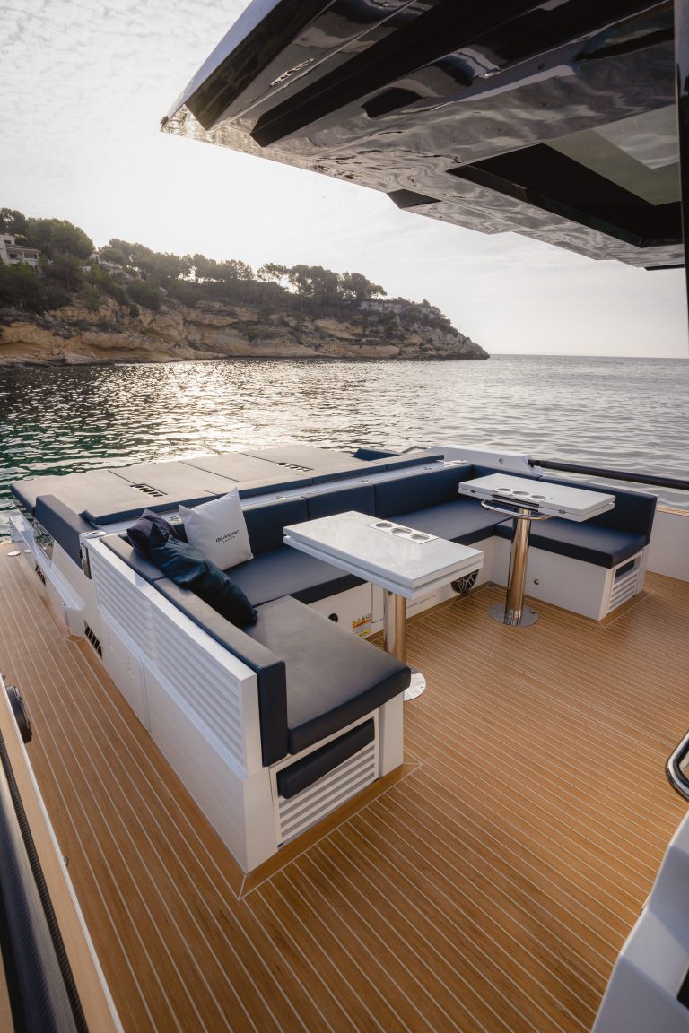 De AntonioYacht D50 bakdäck - Scrubbed med vit fogmassa - De Antonio