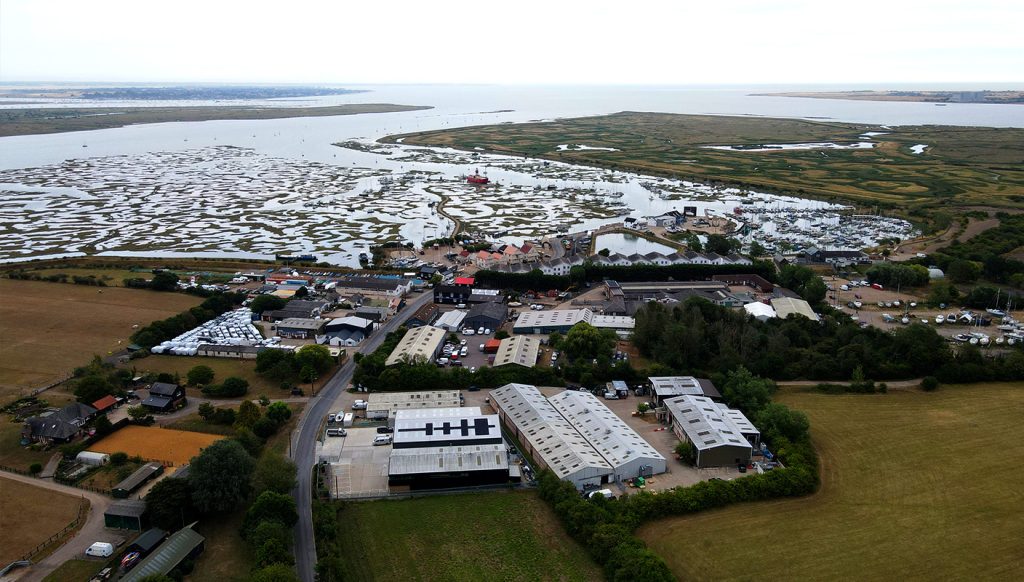 Flexiteek-koncernens huvudkontor ligger i Tollesbury, Storbritannien