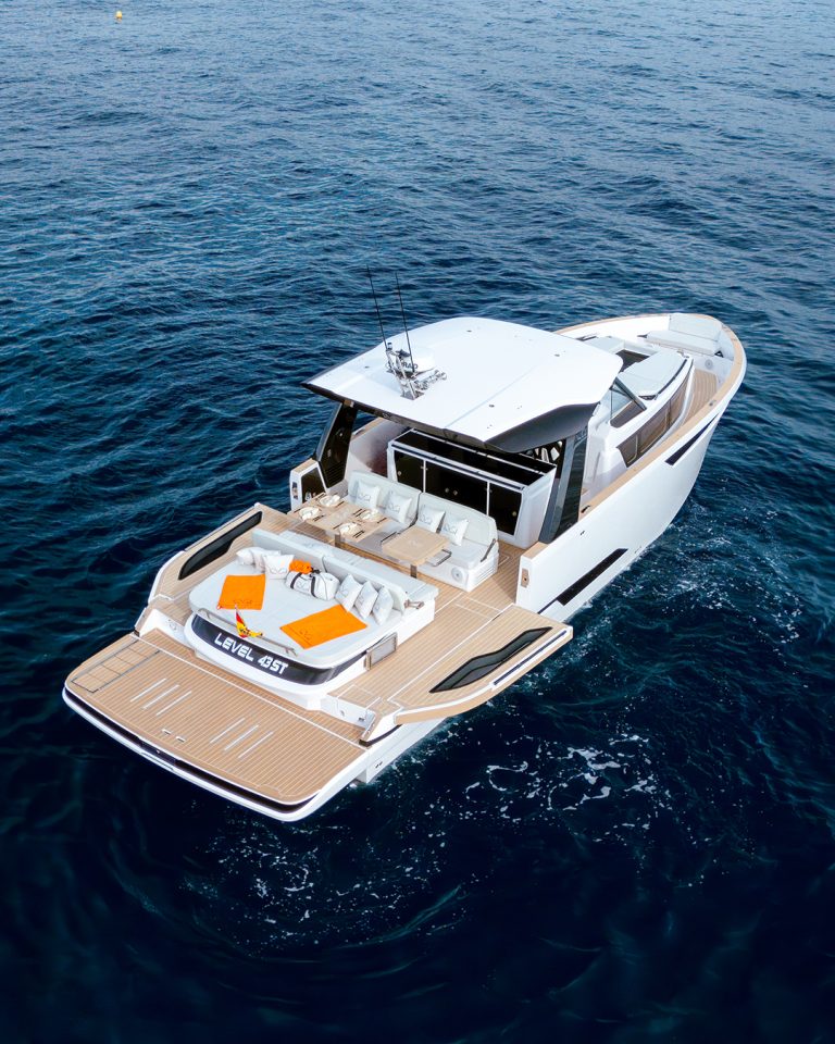 Level Yachts 43ST vy från himlen - Scrubbed med vit fogmassa - Level Yachts
