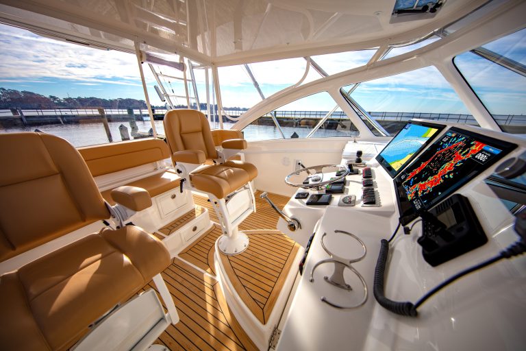 Carolina-klassikern invändigt - Scrubbed med svart fogmassa - Albemarle Boats