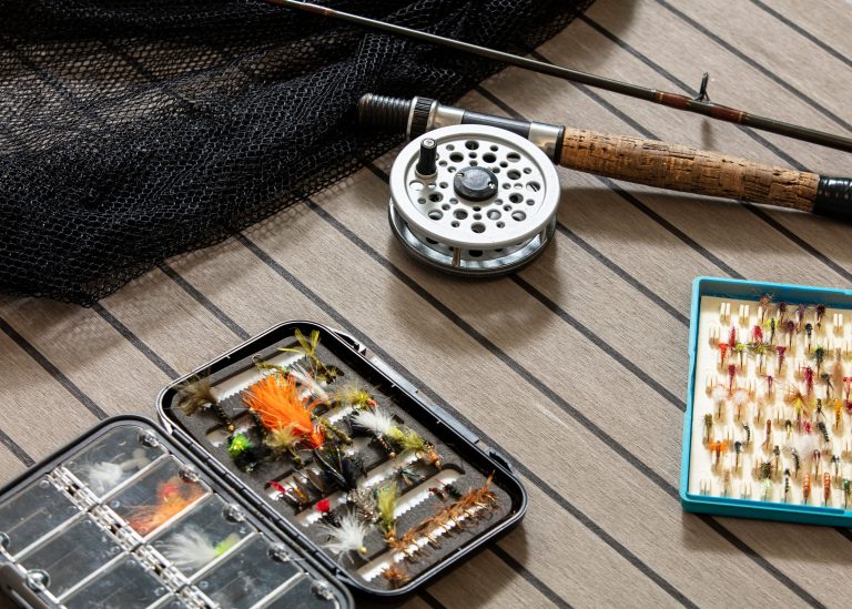 Vintage med svart tätning och fiskeföremål - Flexiteek International Ltd