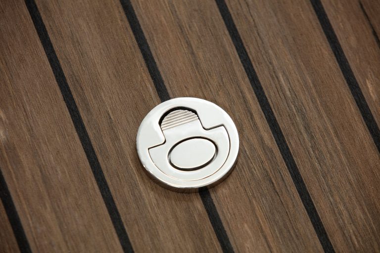 Walnut med svart fogmassa och kloss - Flexiteek International Ltd