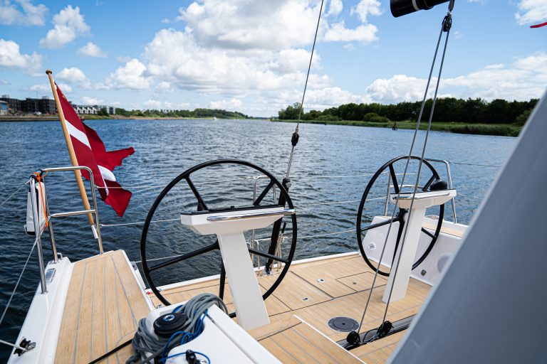X-Yachts 40 bak på båten - Scrubbed med grå fogmassa - X-yachts