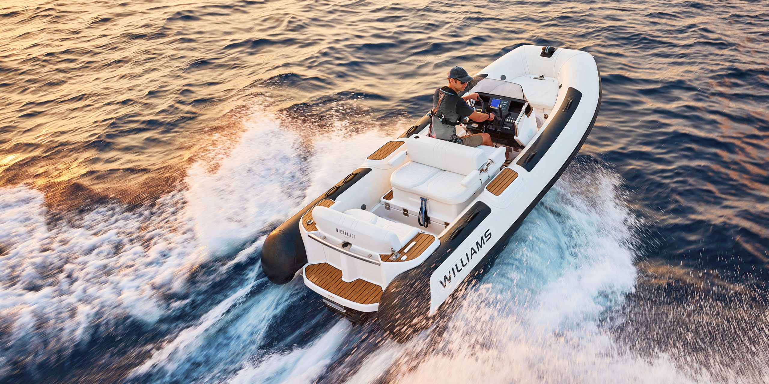 安装了 Flexiteek 的 Williams Jet Tenders - 贸易专家图库