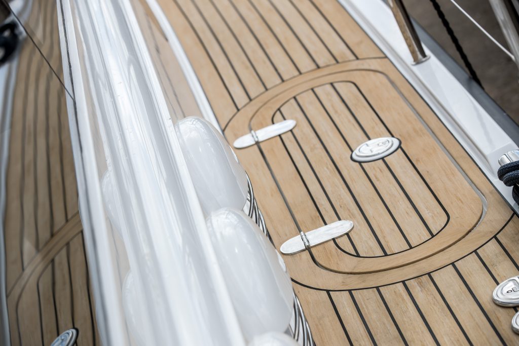 Dale 40 MBY - 安装了黑色填缝剂的甲板 - Dale Sailing